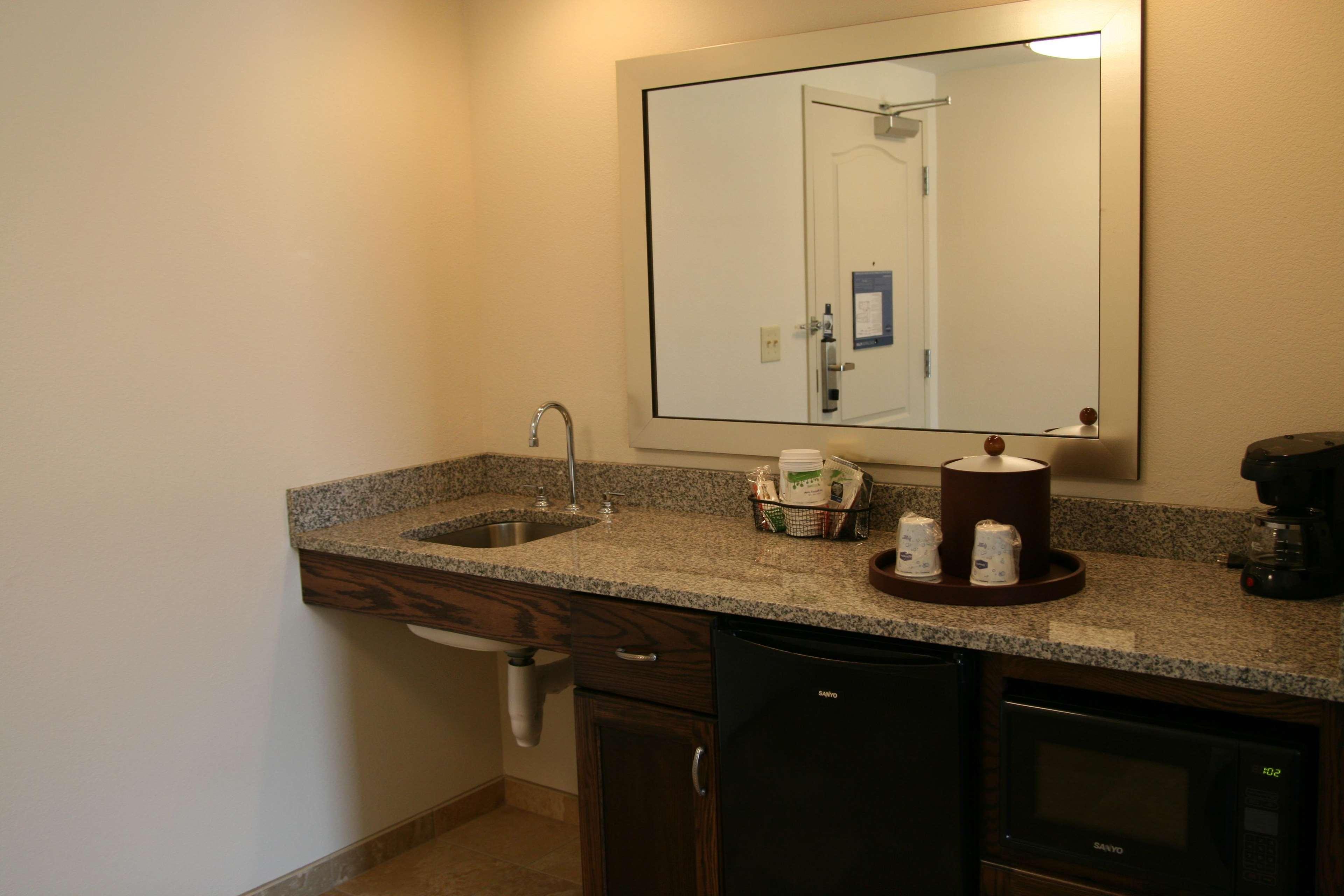 Hampton Inn & Suites Wilder Room photo