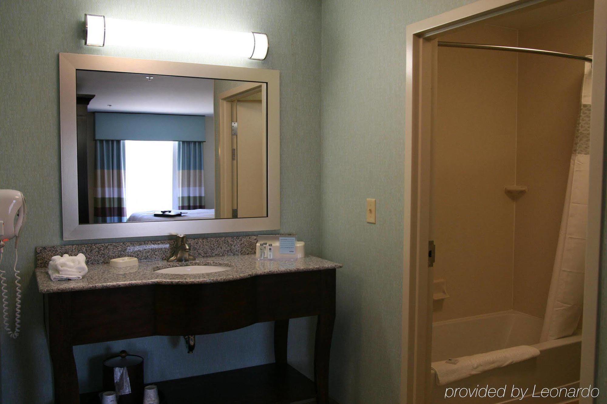 Hampton Inn & Suites Wilder Room photo
